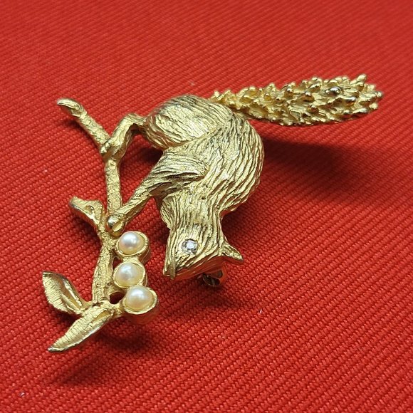 Vintage Hobe Metal Gold Tone Squirrel Brooch Pin Faux Pearls - Picture 12 of 12
